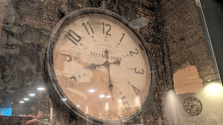 Reloj parado a las 20:30 del 29 de octubre de 2024, dos años después en un bar de Catarroja