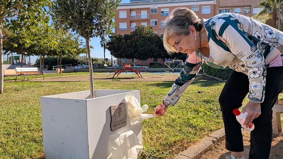 Montse, junto al olivo plantado en un parque de Benetússer en memoria de las víctimas de la dana