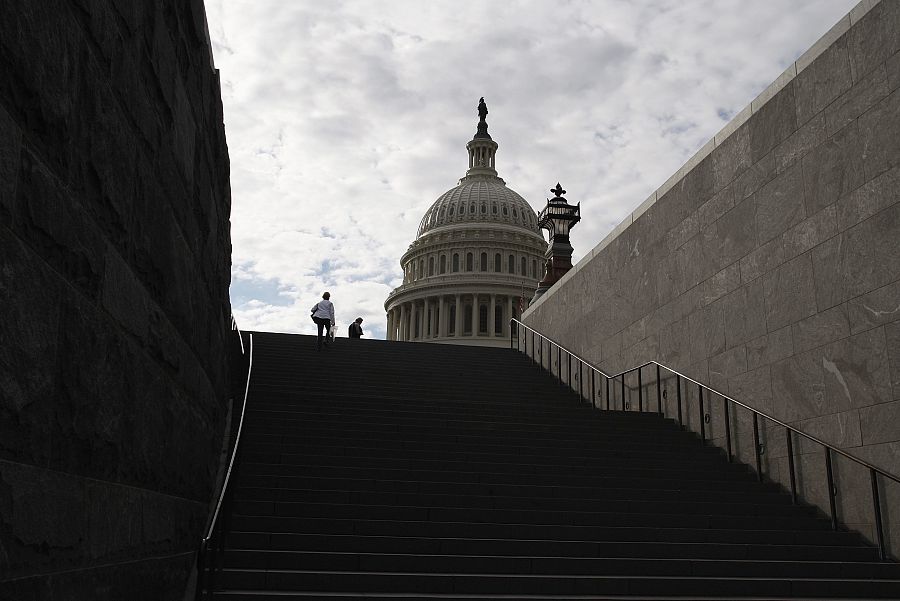 Varios paseantes suben la escalera hacia el Capitolio, en Washington. (28/09/13)