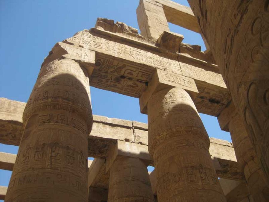 Capiteles de papiro en la gran sala hipóstila del templo de Amón-Ra en Karnak