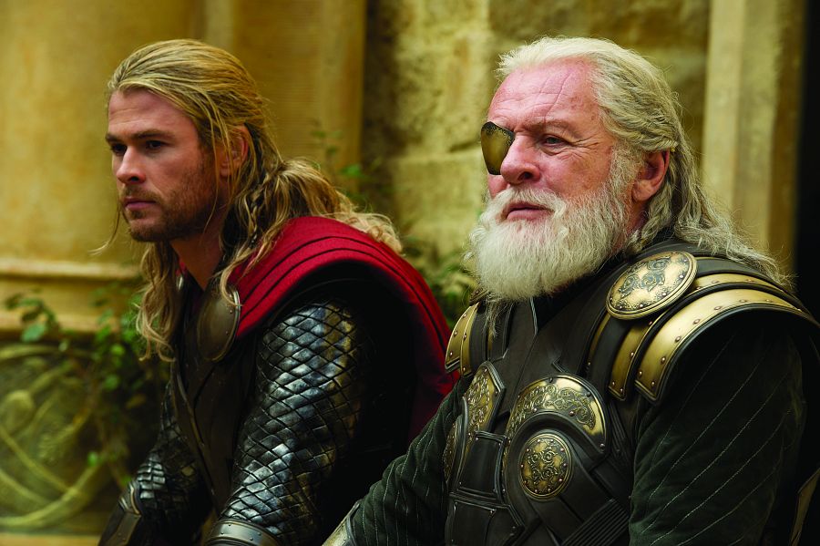 Thor (Chris Hemsworth) y Odín (Anthony Hopkins)