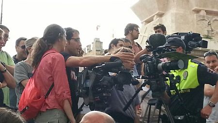 No es fácil grabar entre tanta gente. La euforia, el calor y 'els ginets' no son amigos del trabajo de cámara