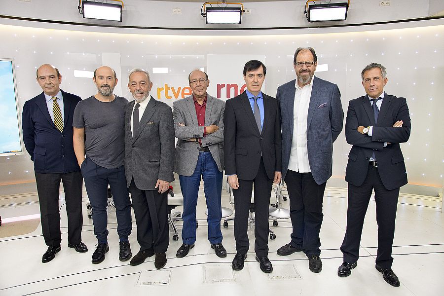 De izqda. a dcha., el director de RNE, Alfonso Nasarre; los actores Javier Cámara y José Luis Gómez; el académico Francisco Rico; el presidente de la Fundación BBVA, Rafael Pardo; el actor José Mª Pou, y el jefe de programas de RNE, Ignacio Elguero.