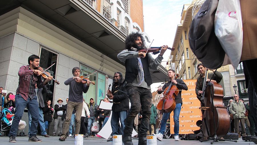 Actuación del violinista Ara Malikian en las calles de Madrid para pedir la colaboración para ayudar a los niños con cáncer.