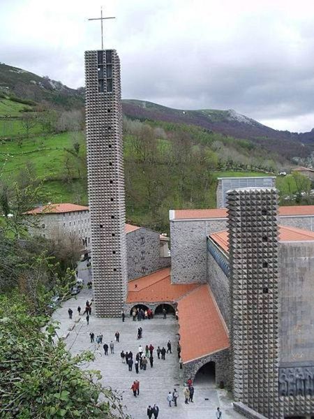 El Santuario de Aránzazu, en Guipúzcoa, una de sus primeras obras, en la que colaboró con el escultor Jorge Oteiza