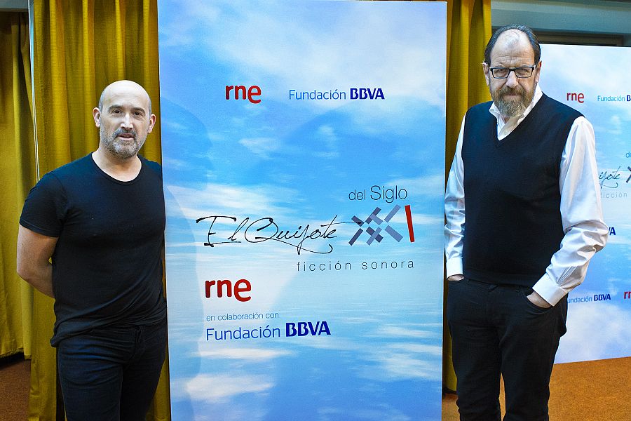 Javier Cámara y José María Pou, con el cartel de la obra.