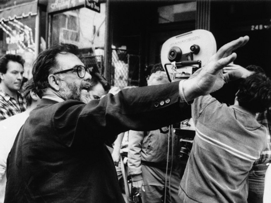 El director Francis Ford Coppola dirigiendo una escena durante el rodaje de 'El padrino III' (1990)