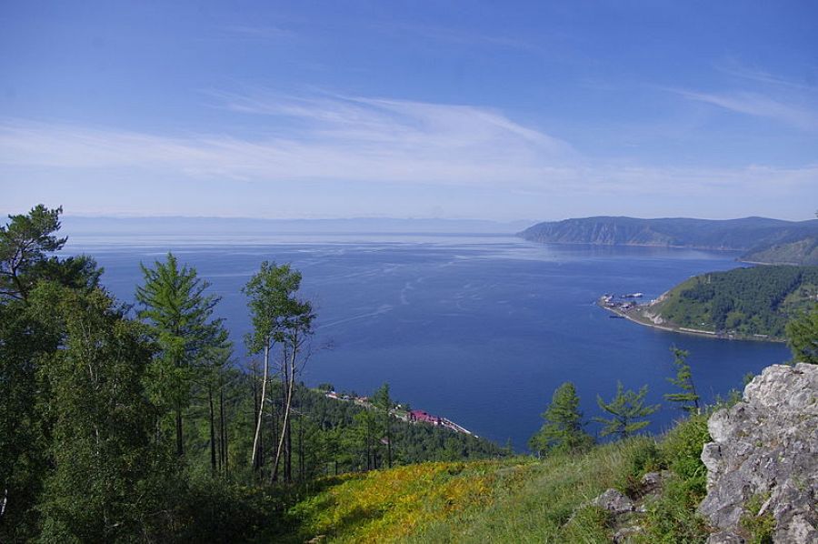 Orillas montañosas del lago Baikal