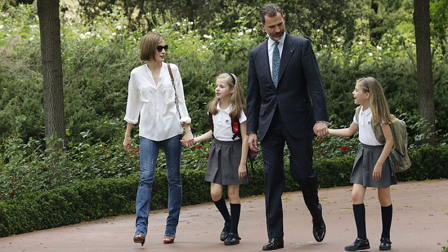 Fotografía facilitada por la Casa de S.M. el Rey que muestra al rey Felipe VI recibido en el Palacio de la Zarzuela por la reina Letizia y sus hijas Leonor y Sofía a su regreso de Aquisgrán.