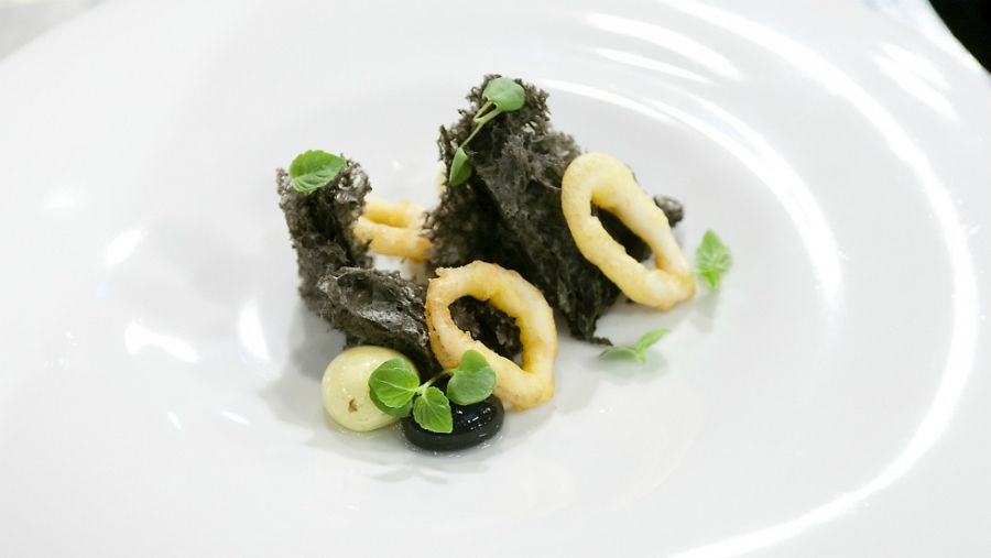 Bocadillo de calamares con pan de tinta