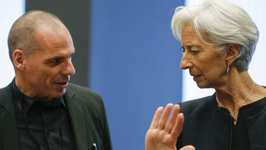 El ministro de Finanzas griego, Yanis Varufakis, saluda a la directora gerente del FMI, Christine Lagarde