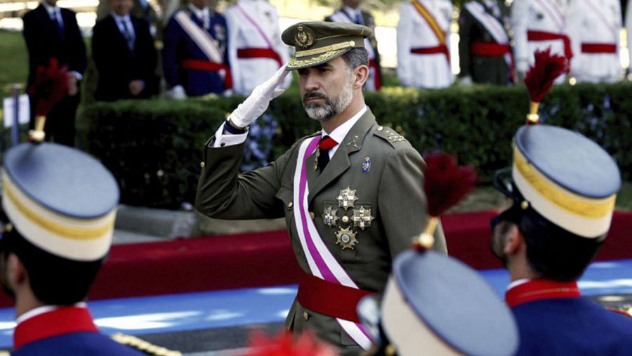 El rey Felipe VI pasa revista durante el acto central del Día de las Fuerzas Armadas que se celebra con un homenaje a los que dieron su vida por España. 