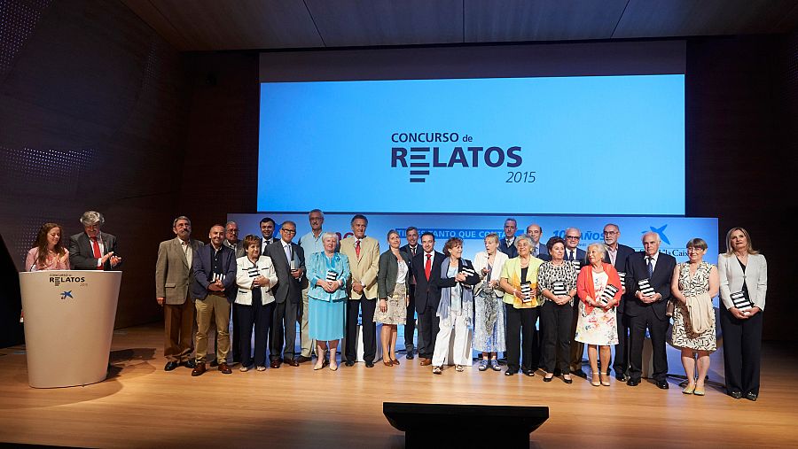 Foto de familia de la ganadora (Luisa Fernández, en el medio) con el resto de finalistas en la ceremonia de entrega del VII Concurso de Relatos Escritos por Personas Mayores