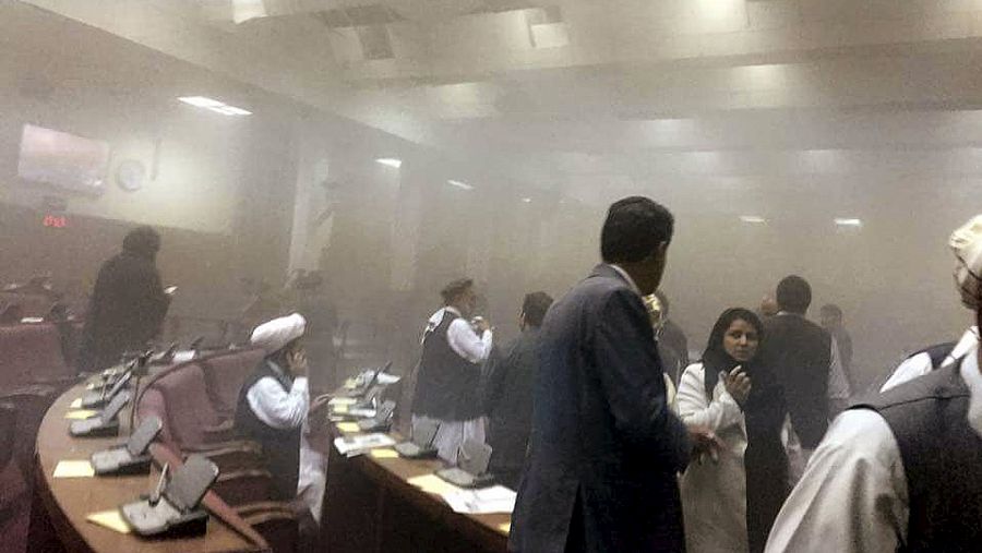 Miembros del Parlamento afgano son evacuados tras el ataque talibán al edificio en Kabul