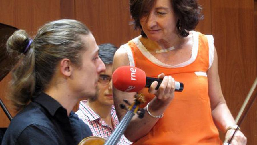 Ana José Cancio con uno de los alumnos de la Escuela Superior de Música Reina Sofía.