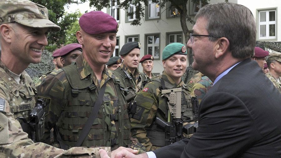 El secretario de Defensa de EE.UU. Ashton Carter, saluda a soldados alemanes y holandeses durante su visita a Münster, Alemania