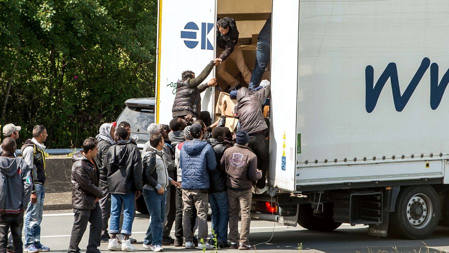 Un grupo de inmigrantes intenta esconderse en un camión atascado en el estrecho de Calais
