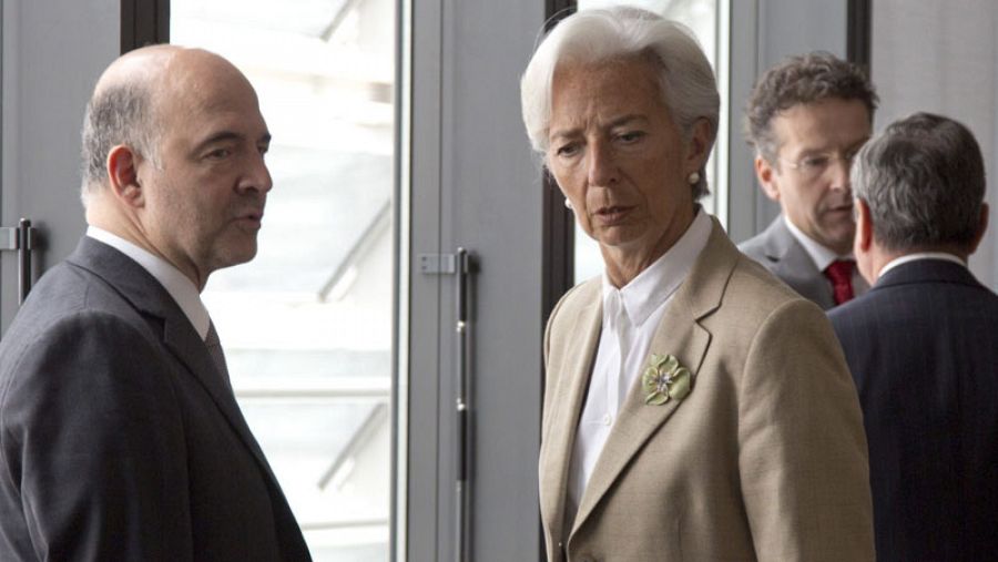 El comisario de Asuntos Económicos y Financieros, Pierre Moscovici, conversa con la directora gerente del FMI, Christine Lagarde, antes del comienzo de una reunión sobre Grecia en Bruselas.