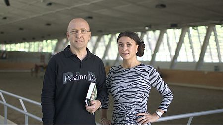 Camilla Läckberg junto al director de Página Dos, en el hipódromo, pues parte de su última novela transcurre entre caballos