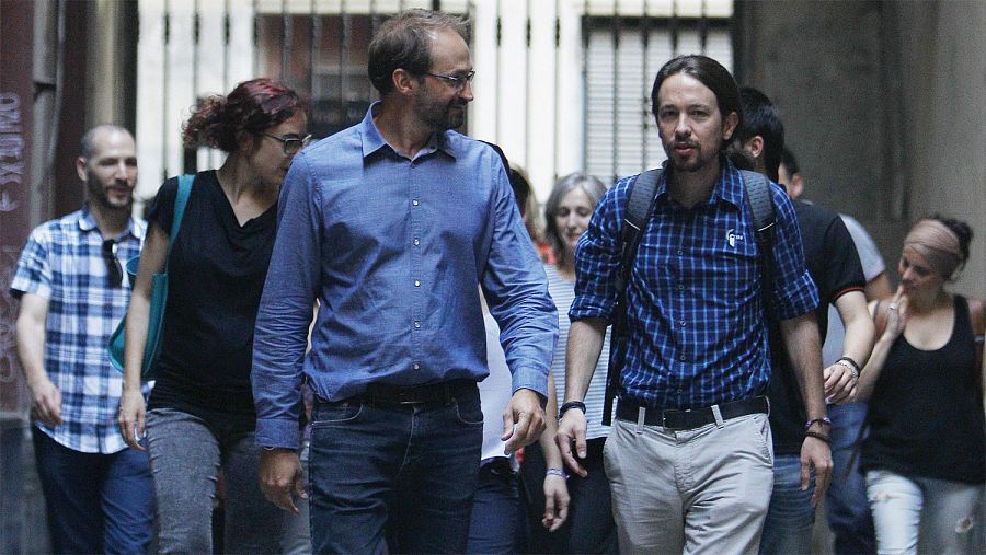 El líder de ICV, Joan Herrera, camina junto al secretario general de Podemos, Pablo Iglesias.