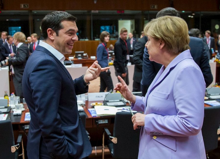 El primer ministro griego Tsipras conversa con la canciller Merkel