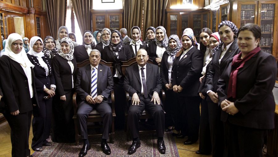 Imagen de archivo del fiscal general egipcio, Hisham Barakat (centro izda), quien posa junto a las nuevas juezas del Tribunal Supremo y el presidente del Tribunal, Mohamed Hossam Abdulrahim el 16 de junio de 2015