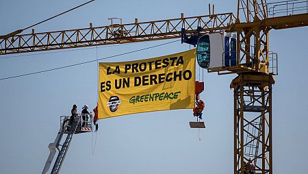 Activistas de Greenpeace bajan de una grúa en el Congreso de los Diputados tras cuatro horas de protesta contra la 'ley mordaza'