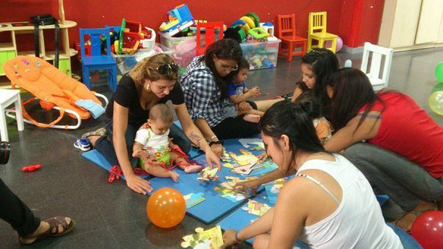 Uno de los proyectos con madres y sus hijos del Casal dels Infants de Barcelona