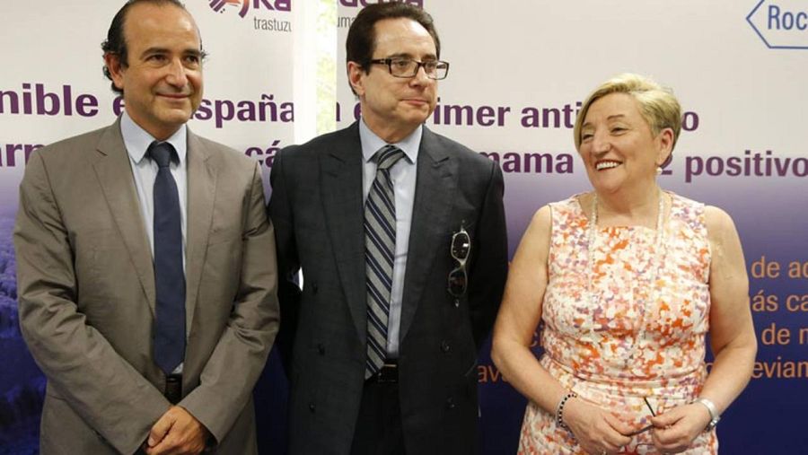 Los doctores Joan Albanell (Hospital del Mar), Miguel Martín (Hospital Gregorio Marañon) y Ana Lluch en la presentación del fármaco contra el cáncer de mama.