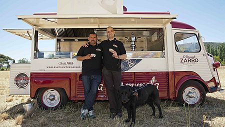 Javier Brichetto, Jonatan Armengol y su perro guía Jaz