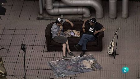 Senén Armengol, amb el seu convidat Jan Killo, davant del sofà del programa