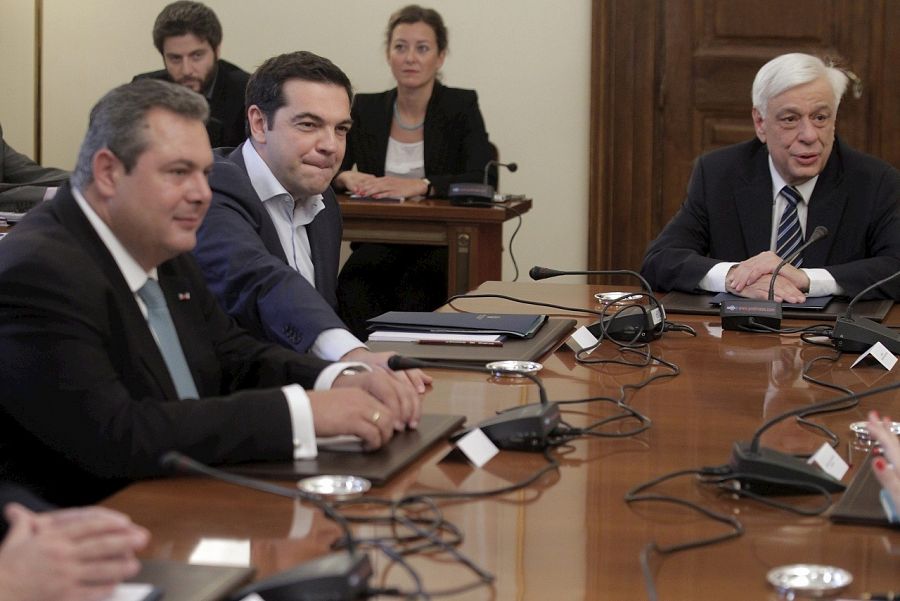 El primer ministro griego, Alexis Tsipras, y el líder del partido ANEL, Panos Kammenos, participan en una reunión presidida por el presidente griego, Prokopis Pavlopoulos.