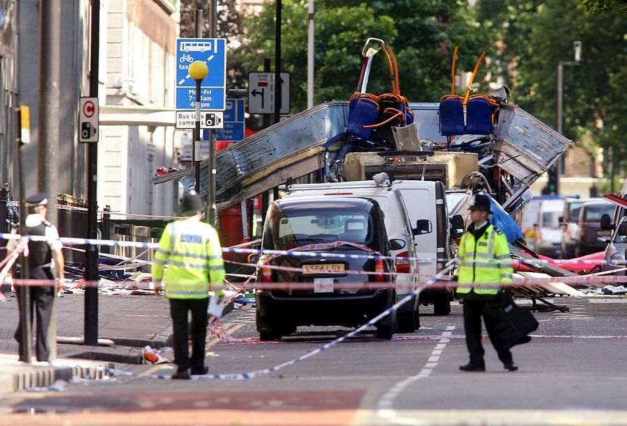 En la hora punta de la mañana, tres bombas estallaron de forma casi simultánea en la capital de Londres.