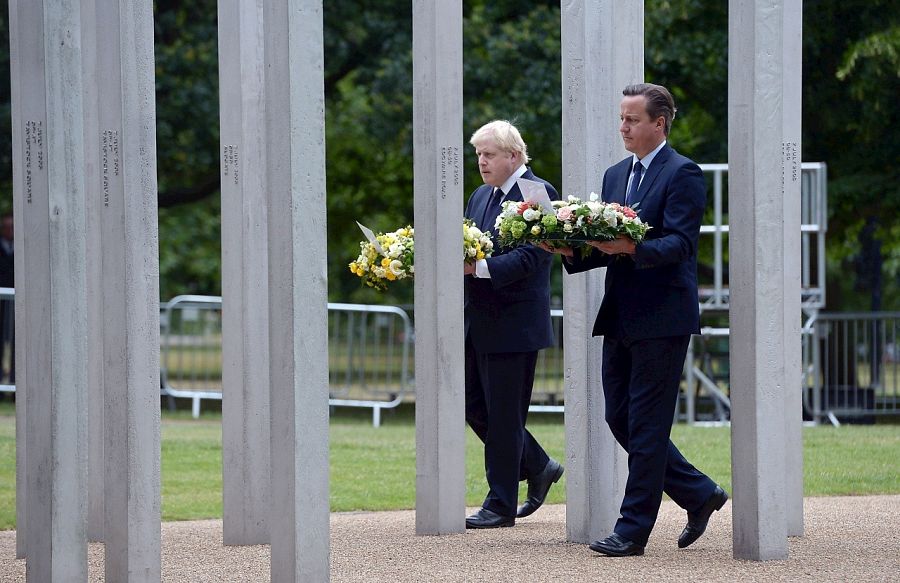 El primer ministro británico, David Cameron, y el al alcalde de Londres, Boris Johnson, depositan sendas coronas de flores ante el monumento a las víctimas del 7-J en Hyde Park, Londres.