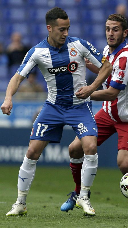 Lucas Vázquez pelea un balón con Koke