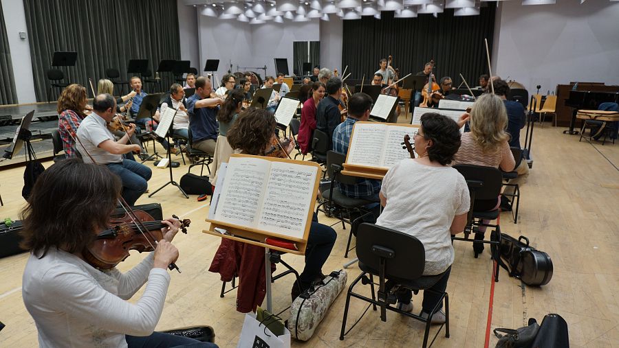 La Orquesta se prepara para ensayar bajo la batuta del director musical del teatro, Joan Pons. Es el primer dia de ensayos de la ópera 'Cosi fan tutte'