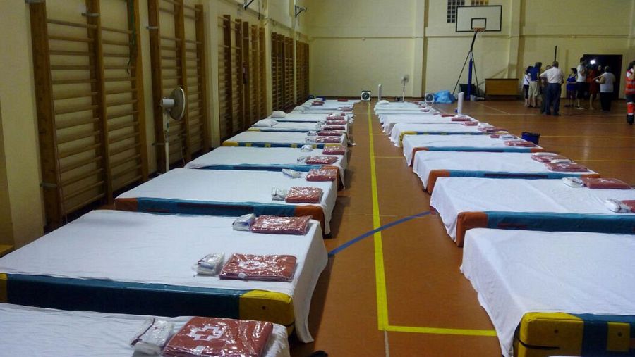 Gimnasio del centro escolar de Castell de Ferro, donde se han trasladado vecinos de los alrededores de la Sierra granadina de Lújar.