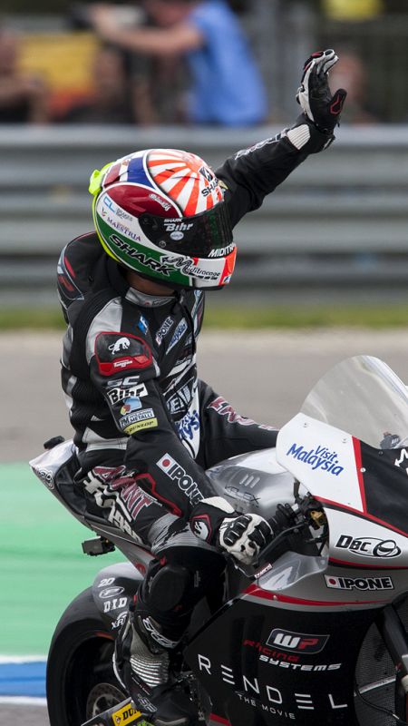 Johann Zarco celebra su victoria en Assen