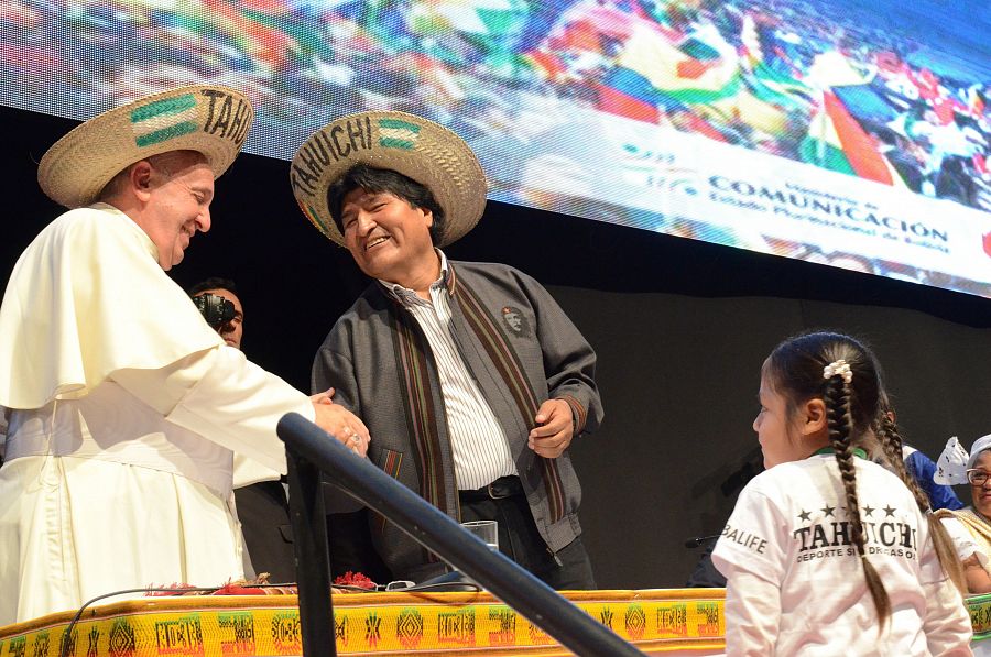 El papa Francisco saluda al presidente boliviano, Evo Morales  durante un encuentro con los movimientos sociales.