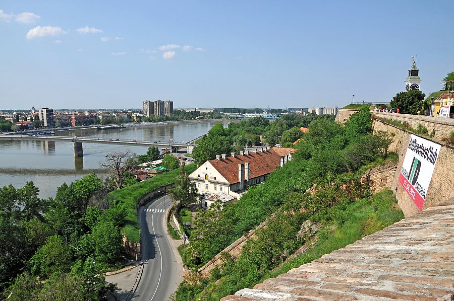 Vista de Novi Sad y el Danubio desde la fortaleza de Petrovaradin