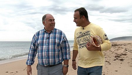 Ángel León, 'el chef del mar', junto a José Antonio López en las playas de Cádiz