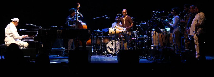 Chucho Valdés dirige a la orquesta Irakere en el escenario del Teatro Circo Price de Madrid.