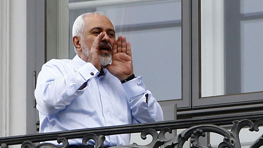 El ministro de Exteriores iraní, Mohamed Yavad Zarif, grita a los periodistas apostados ante el hotel donde se celebran las negociaciones entre las potencias occidentales e Irán.