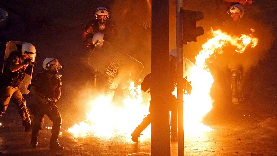 Un grupo de ideología anarquista ha lanzado cócteles molotov a los agentes