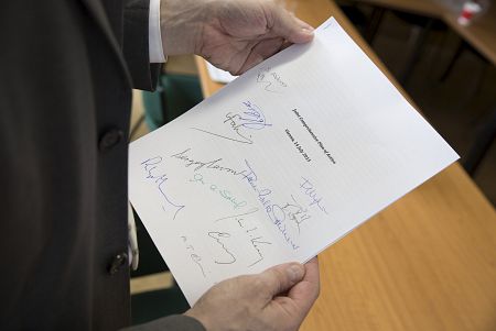 Imagen de una copia firmada del documento del acuerdo entre Irán y el 5+1.