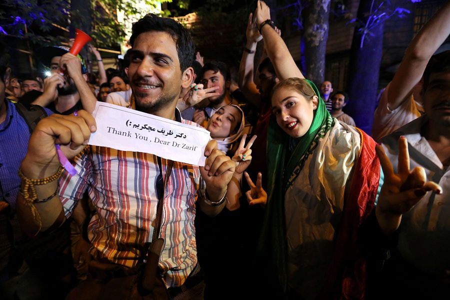 Un hombre muestra una nota de agradecimiento al ministro de Exteriores de Irán tras la firma del acuerdo nuclear.