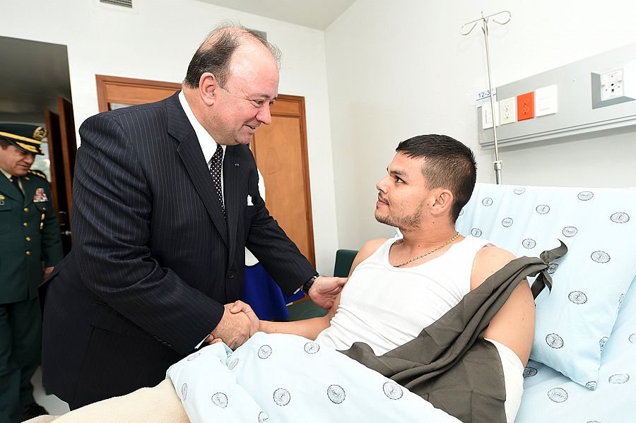 Fotografía facilitada por el Ministerio de Defensa Colombiano de la visita a un soldado liberado por las FARC en el hospital del ministro, Luis Carlos Villegas.