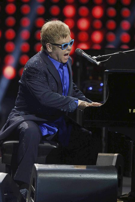 El cantante británico Elton John toca el piano durante su concierto en el Teatro Real de Madrid.