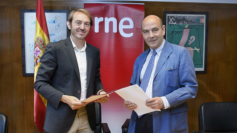Santiago Vivanco, director general de la Fundación Vivanco, y Alfonso Nasarre, director de RNE, tras la firma