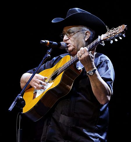 El guitarrista de la banda cubana, Elíades Ochoa, durante el concierto ofrecido esta noche el el Teatro Circo Price, en Madrid.